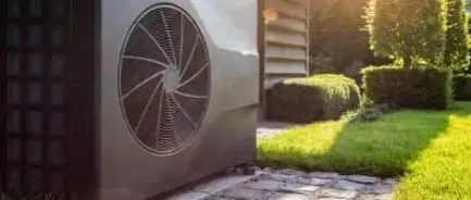 Eine Wärmepumpe steht im Vorgarten.